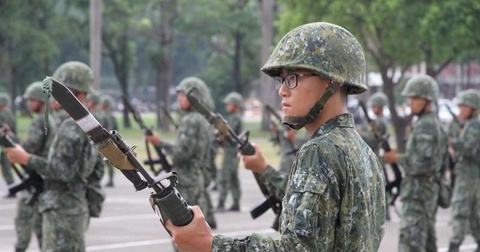 換湯不換藥？國軍新式「近戰格鬥技能」又見刺槍術 知名導演嘆：到底在堅持什麼