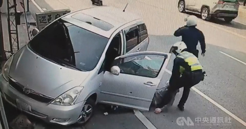 衝撞警用機車遭開3槍制止 男子頭部中彈送醫