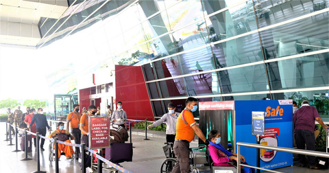 印度國內航線復航首日 乘客做好健康防護