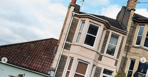 英國婦人打噴嚏吹歪房子?　班克西新作超吸睛